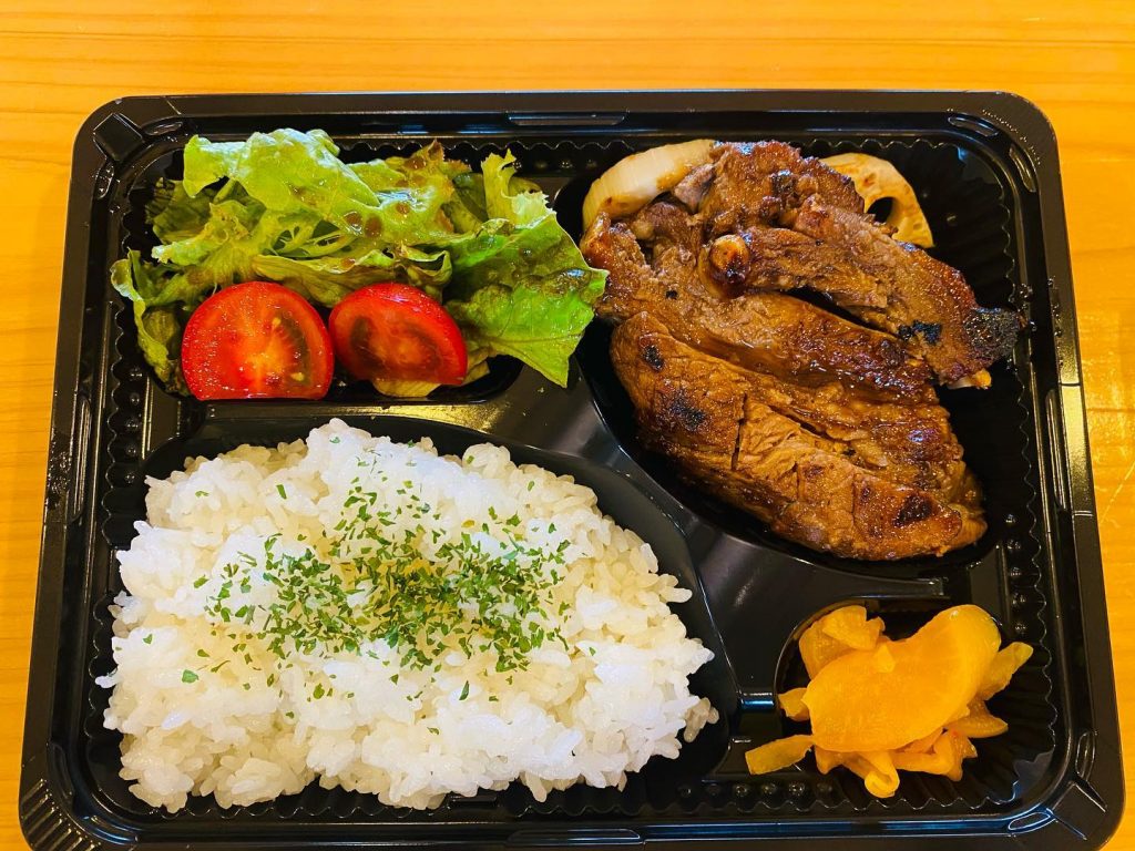 ?ｶﾞｫｰ①スペアリブ弁当 650円②Gaooo特製弁当　1000円　※スペアリブorハンバーグ只今、テイクアウトのみ店内での飲食出来ません※入店時手指の消毒お願い致します●スペアリブ、ハンバーグ　単品の御来店注文　１０分程でお渡し出来ます●お弁当テイクアウト　１時間前までにご連絡いただければ御提供出来ます※お問い合わせください?店内常時換気行っております