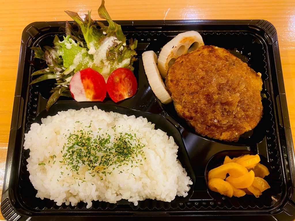 ?ｶﾞｫｰ①ハンバーグ弁当 650円只今、テイクアウトのみ店内での飲食出来ません※入店時手指の消毒お願い致します●スペアリブ、ハンバーグ　単品の御来店注文　１０分程でお渡し出来ます●お弁当テイクアウト　お時間いただきます、　事前に御予約、又は、　お問い合わせください?店内常時換気行っております